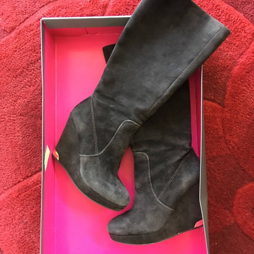 Gorgeous Vince Camuto suede boots